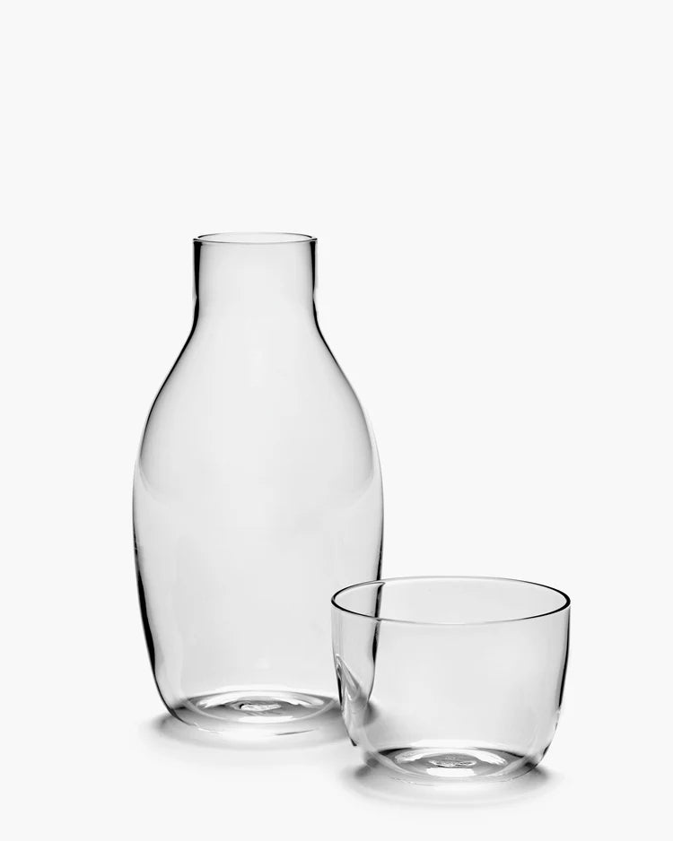 Vandkaraffel med glas designet af Vincent Van Duysen