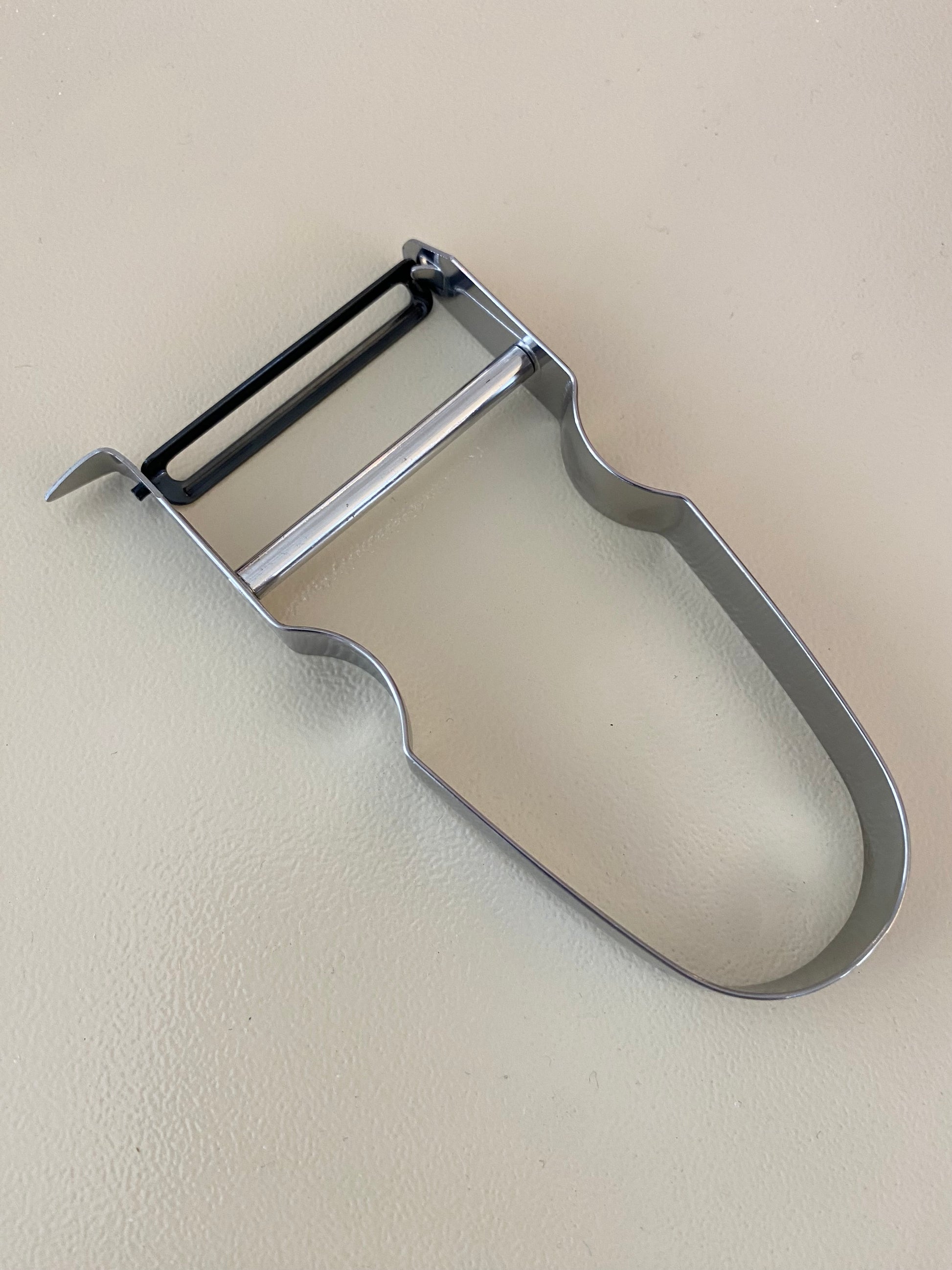 Skræller stål / Roger Orfevre